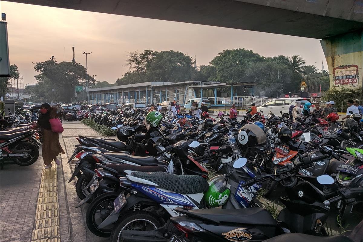 Jalan Ir. H. Juanda dijadikan lahan Parki bagi warga yang ingin menunaikan Shalat Ied di Masjid Istiqlal