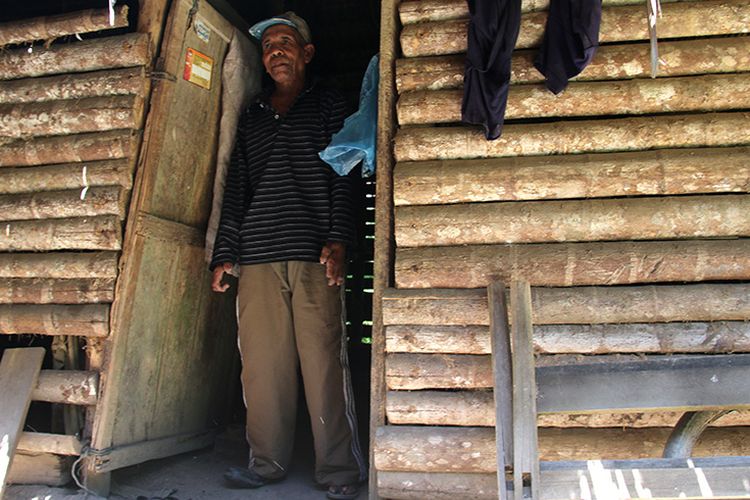 Usman (65) warga Gampong Pulo Teungoh Kecamatan Makmur, Kabupaten Bireun, Aceh tinggal dirumah tak layak huni, karena rumah gubuknya yang terbuat dari pohon pinang dengan atap rumbiah berukurang  3x4 telah reyot, Minggu (22/10/17) 
