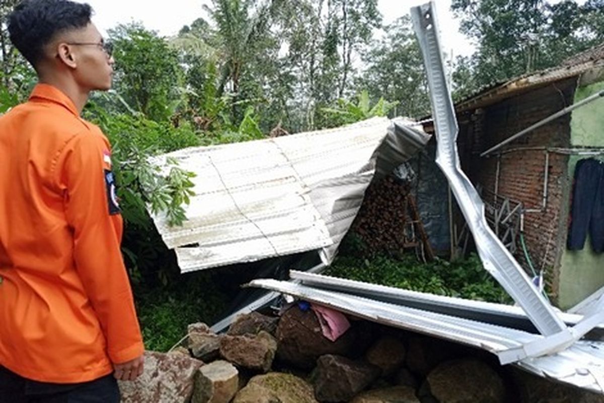 Hujan Disertai Angin Kencang, Atap Sejumlah Rumah Warga Salatiga Rusak