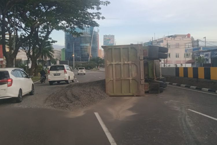 Sebuah truk bermuatan pasir mengalami kecelakaan tunggal di Jalan Raya Pahlawan Seribu tepatnya Ruko Malibu Mall ITC BSD, Serpong, Kota Tangerang Selatan pada Selasa (22/11/2022) pukul 04.15 WIB. 