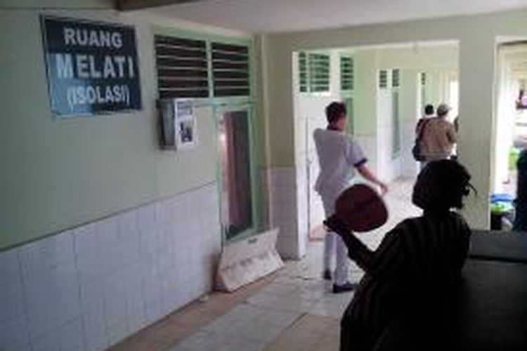 Pengunjung melintas didepan ruangan isolasi RSUD.Pelem, Pare, Kabupaten Kediri, Jawa Timur, Sabtu (1/11/2014). Di ruangan tersebut tengah dirawat pasien suspect Ebola.