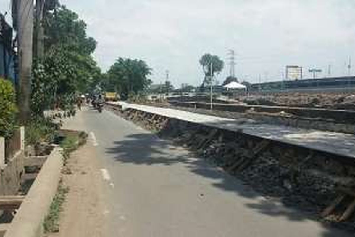 Kondisi Jalan Bidara Raya yang sedang ditinggikan, Jakarta, Selasa (5/4/2016).