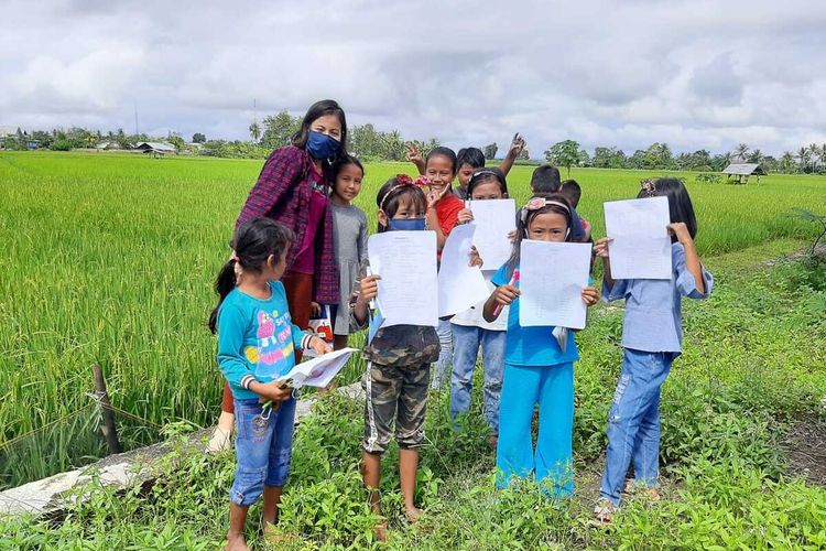 Hayati Kaisuki mengajarkan bahasa inggris bagi siswa SD di Desa Waikasar, Kecamatan Wayapo, Kabupaten Buru, Maluku, Rabu (29/7/2020)