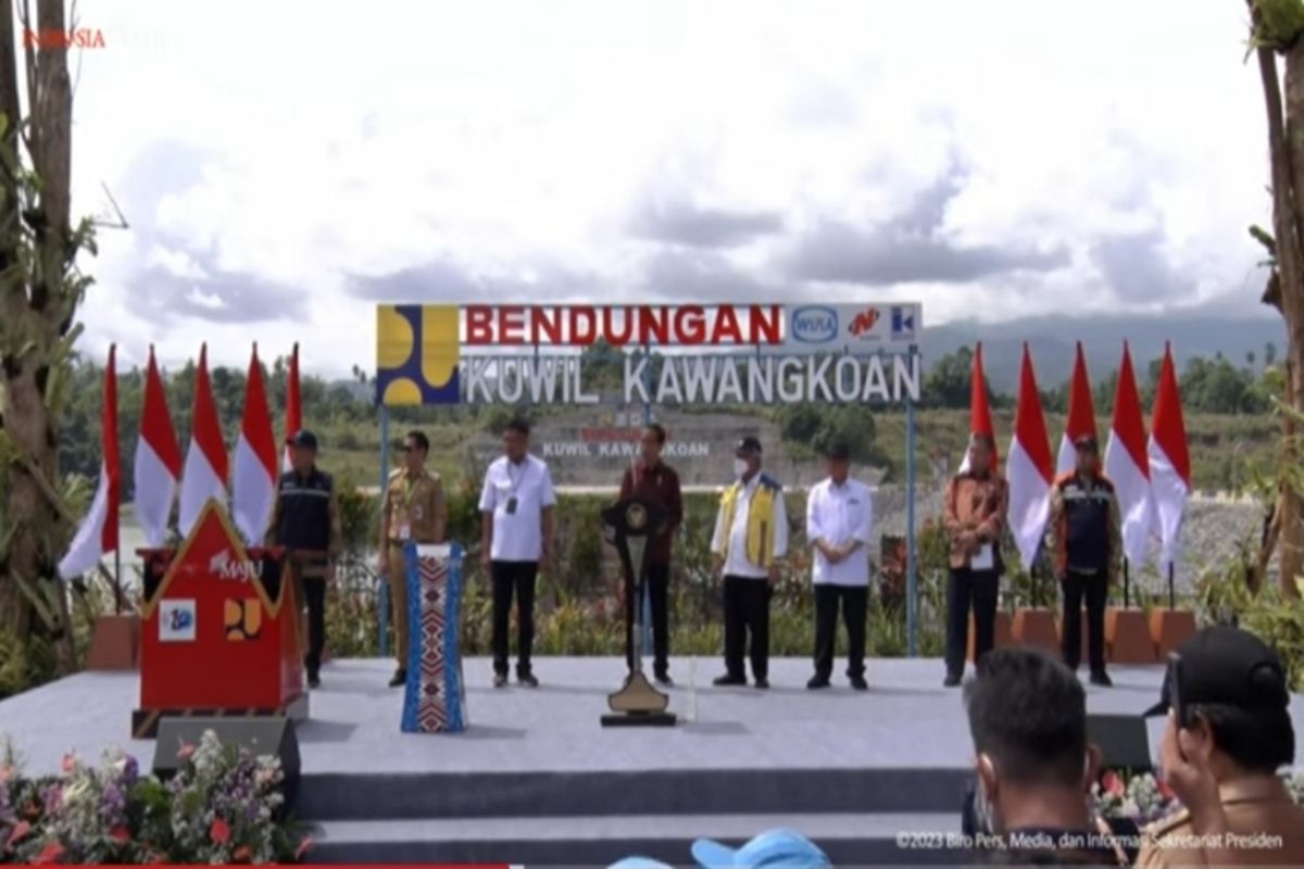 Presiden RI Joko Widodo (Jokowi) telah meresmikan Bendungan Kuwil Kawangkoan di Kabupaten Minahasa Utara, Sulawesi Utara (Sulut), Kamis (19/01/2023) siang. Jokowi terlihat didampingi para menteri Kabinet Indonesia Maju, Gubernur Sulut Olly Dondokambey, anggota DPR RI, Forkopimda, dan Bupati Minahasa Utara Joune Ganda.