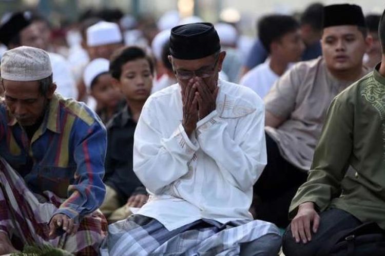 Umat Muslim menjalankan shalat Idul Fitri, di Masjid Kubah Mas, Depok, Jawa Barat, Rabu (6/7/2016). Hari ini umat muslim dunia merayakan Hari Raya Idul Fitri 1437 Hijriah setelah sebulan penuh menjalankan ibadah puasa. 