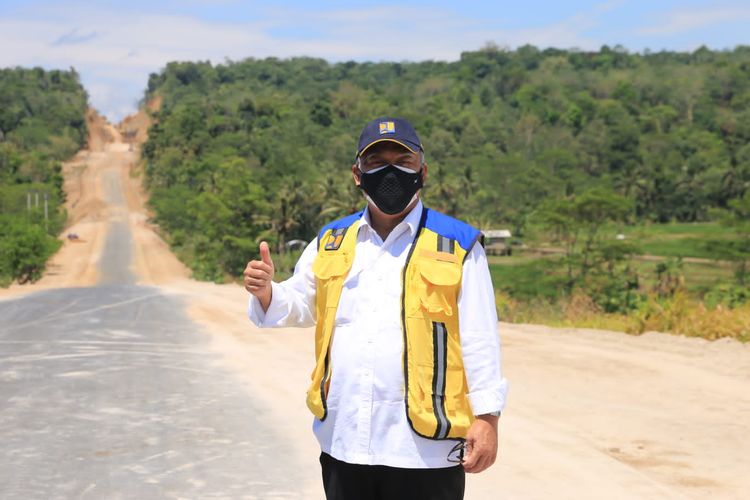 Menteri PUPR Basuki Hadimuljono melakukan tinjauan ke lokasi pembangunan Jalan Lingkar Timur Kuningan pada Selasa (31/8/2021).
