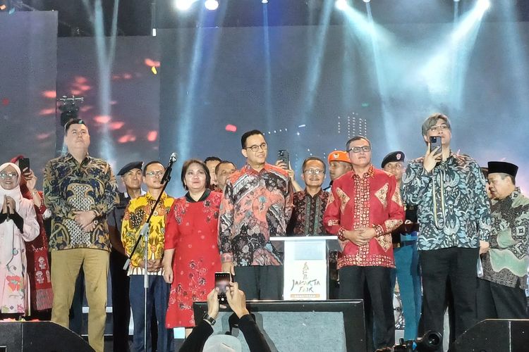 Anies Baswedan saat memandu pengunjung Pekan Raya Jakarta (PRJ) di Kemayoran, Jakarta Pusat, untuk bersama-sama merayakan HUT ke-497 Jakarta dengan pesta kembang api, Jumat (21/6/2024).