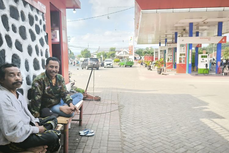 Sukardi, warga Desa/Kecamatan Pakusari, tidur di SPBU Mayang sejak semalam menunggu kiriman BBM hingga Senin pagi ini (28/7/2025).