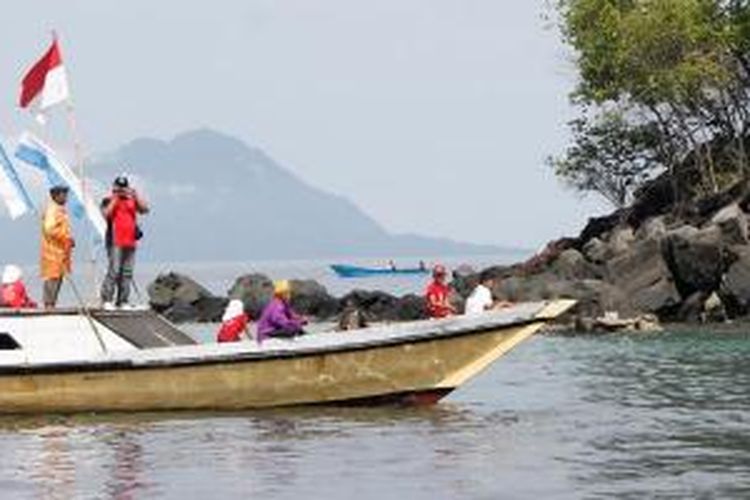Perahu peserta upacara 'Sigofi Ngolo' berputar di Pulau Babua, Halmahera Barat, Maluku Utara, Jumat (30/5/2014).