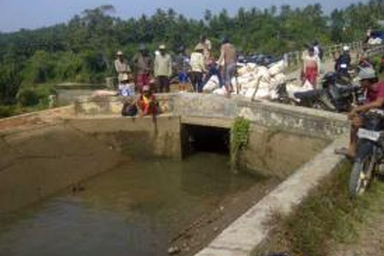 Petani royongan perbaikan irigasi