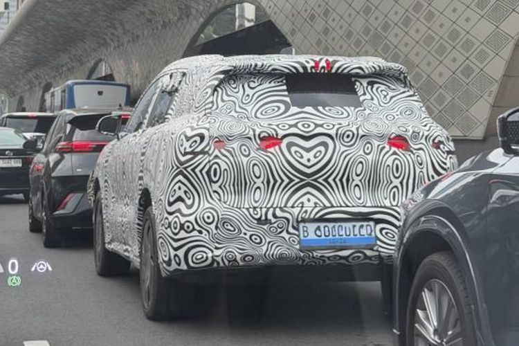 Mobil Diduga BYD Atto 8 Tertangkap Kamera di Jakarta