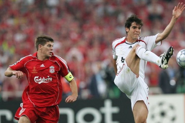 Steven Gerrard dan Kaka sedang berduel dalam final Liga Champions 2006-2007, 23 Mei 2007.