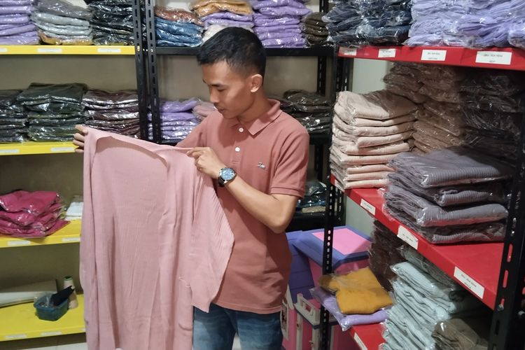 Wendi Paisal (28) pemuda asal Kota Bandung pemilik brand Indah Fashion yang memiliki omzet ratusan juta per bulan dari jualan produk fesyen rajutan