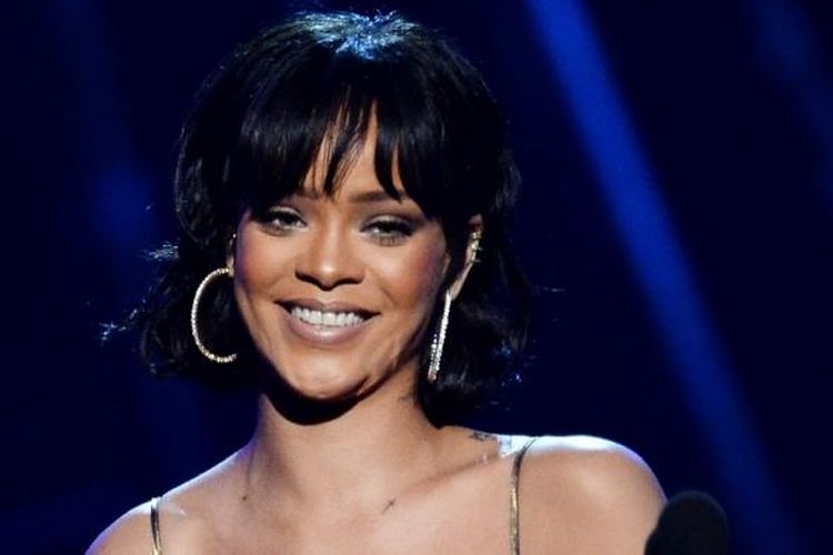 Penyanyi Rihanna menerima penghargaan Billboard Chart Achievement Award pada Billboard Music Awards 2016, yang diadakan di T-Mobile Arena, Las Vegas, Nevada, Minggu (22/5/2016).