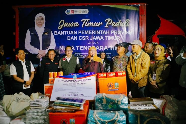 Khofifah Serahkan Bantuan Total 65,7 Ton untuk Korban Gempa NTT