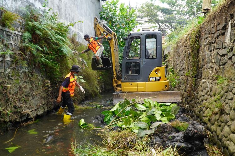 Pemkot Malang terus melakukan pengerukan timbunan sedimen di saluran sungai yang ada di Kota Malang, Jawa Timur.