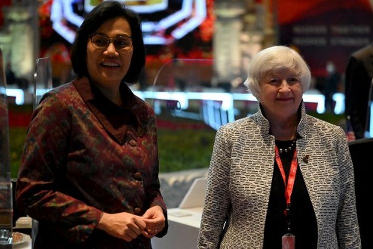 Menteri Keuangan AS Janet Yellen (kanan) berfoto dengan Menteri Keuangan Indonesia Sri Mulyani (kiri) sebelum Pertemuan Menteri Keuangan G20 di Nusa Dua, di pulau resor Indonesia Bali, pada 15 Juli 2022. Yellen mengatakan pada Kamis (8/12/2022), resesi di AS tidak bisa dihindari.