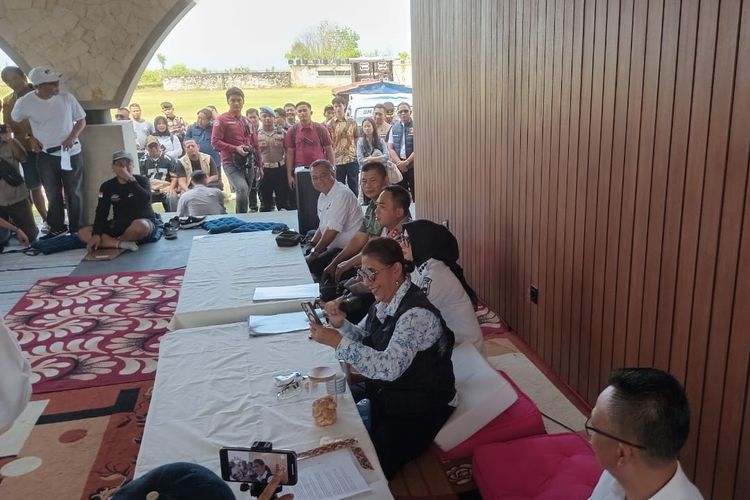 Mantan Menteri Kelautan dan Perikanan, Susi Pudjiastuti, saat video call dengan Gubernur Jabar Dedi Mulyadi pada momen deklarasi pelaku wisata Pangandaran menolak keramba jaring apung  di Susi International Beach Strip Pamugaran, Kabupaten Pangandaran, Rabu (13/8/2025).