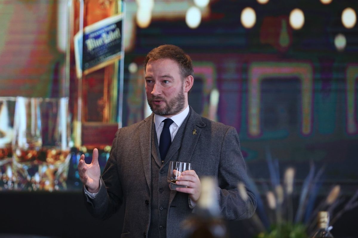 Diageo Global Whiskey Master Ewan Gunn dalam acara Johnnie Walker Blue Label Bothy di The Ritz-Carlton Jakarta, Pacific Place, Jakarta Selatan, belum lama ini.