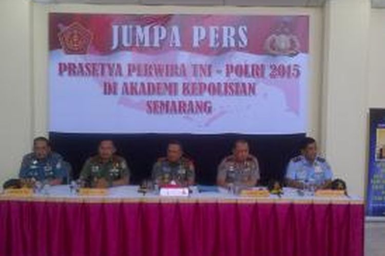 Komandan Jendral Akademi TNI bersama Gubernur di matra TNI-Polri memaparkan persiapan kegiatan Praspa dan pelantikan perwira Polri di Akpol Semarang, Minggu (26/7/2015).