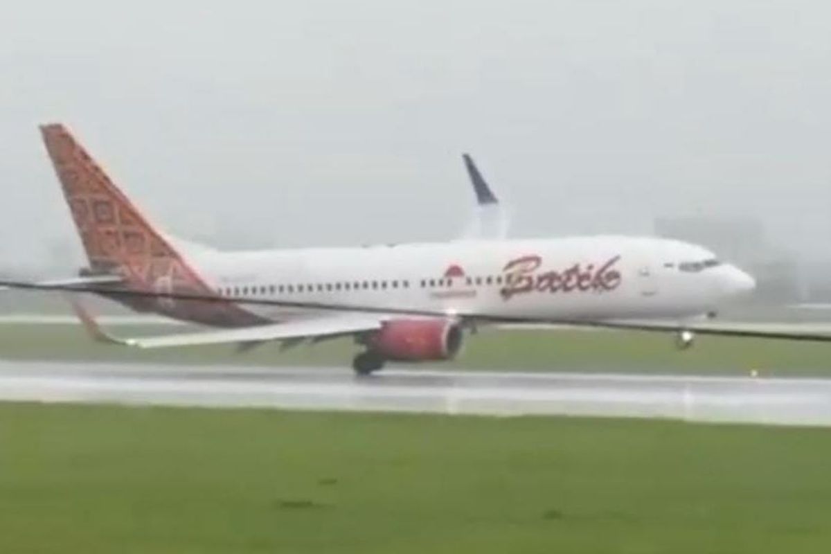 Pesawat Batik Air Miring Saat Mendarat, Apa Penyebabnya? (Foto tangakapan layar video dari akun X @ RadioElshinta)