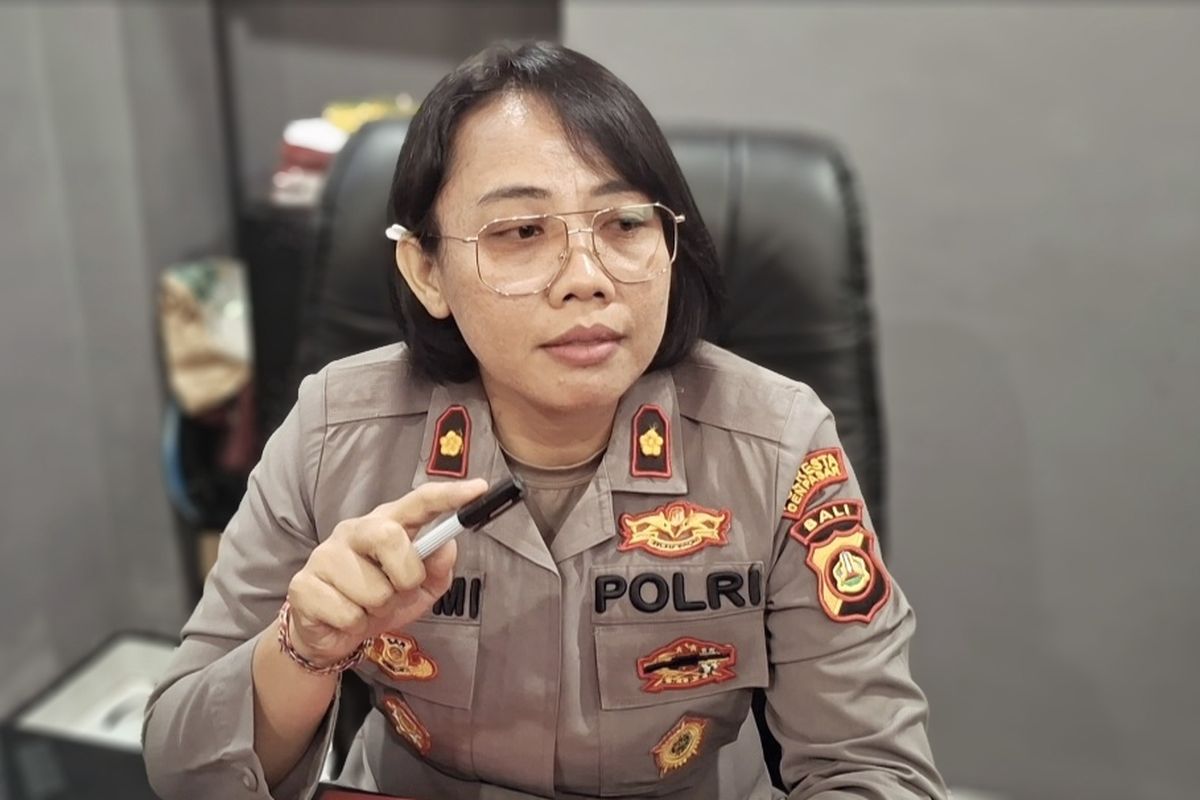 Kapolsek Denpasar Selatan Kompol Laksmi Trisnadewi saat menjelaskan perkembangan penyelidikan kasus kematian mahasiswa Universitas Udayana, berinisial TAS (22), kepada wartawan pada Senin (20/10/2025). KOMPAS.com/ Yohanes Valdi Seriang Ginta