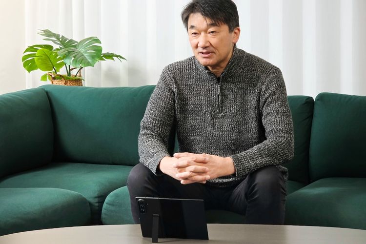 Yauhiro Yamane, seorang kolektor ponsel asal Jepang, terbang ke Korea Selatan demi mendapatkan ponsel lipat tiga Samsung Galaxy Z TriFold.