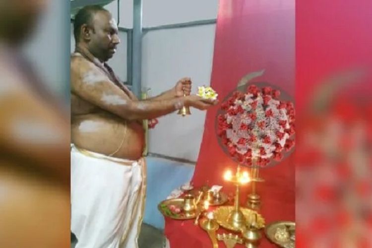 Anilan Muhoortham, pria asal Kerala, India, ketika memanjatkan doa bagi Dewi Corona. Sekelompok warga India termasuk Muhoortham memuji Dewi Virus Corona agar wabah Covid-19 dicabut.