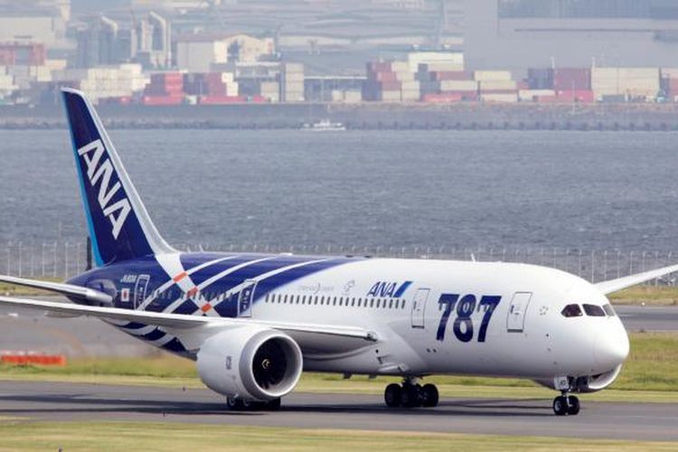 Pesawat jet penumpang Boeing 787 Dreamliner pertama milik All Nippon Airways mendarat di Bandara Udara Haneda, Tokyo, 27 September 2011.