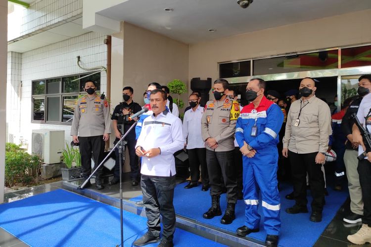 Kabareskrim Mabes Polri Komjen Agus Andrianto saat memberikan keterangan usai meninjau lokasi tempat kejadian perkara (TKP) kebakaran tangki minyak PT Pertamina (Persero) RU VI Balongan Indramayu, di Indramayu Jawa Barat, Rabu (7/4/2021). Dalam keterangan tersebut Agus menyebut kebakaran tangki RU VI Balongan karena dugaan kelalaian.