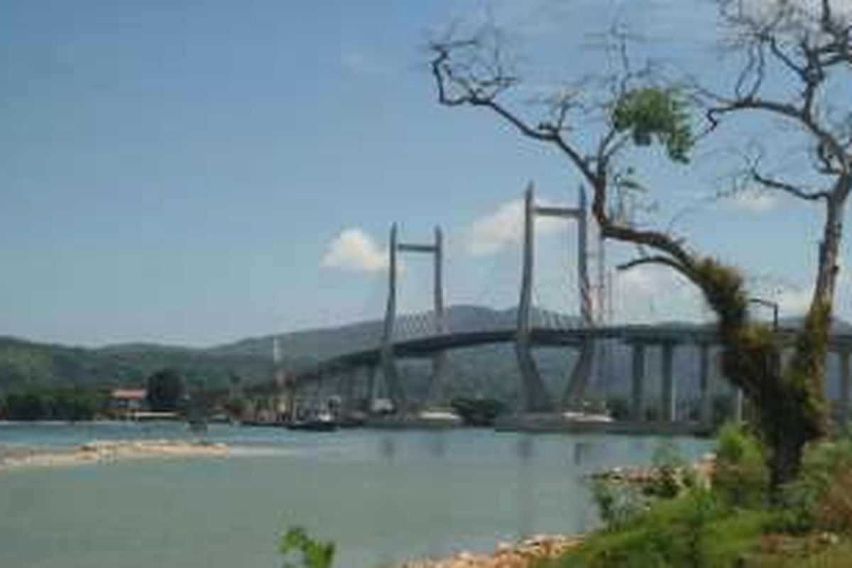 Jembatan Merah Puti, Kota Ambon, Maluku.