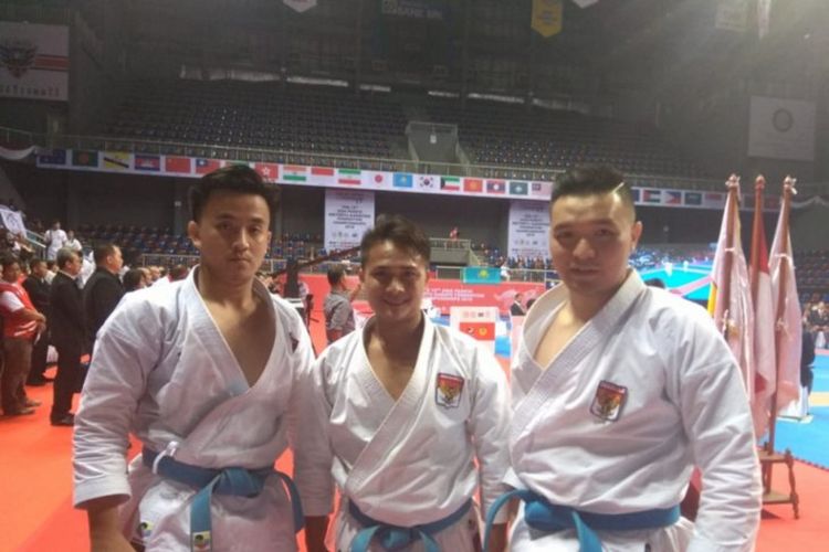 Tim kata putra Indonesia berfoto sebelum tampil di final Kejuaraan APSKF 2018 di Jakarta, Jumat (23/11/2018). Indonesia menurunkan trio Erlando Stefano, Muhammad Wisnu Hidayat, Chogun Miyagi .