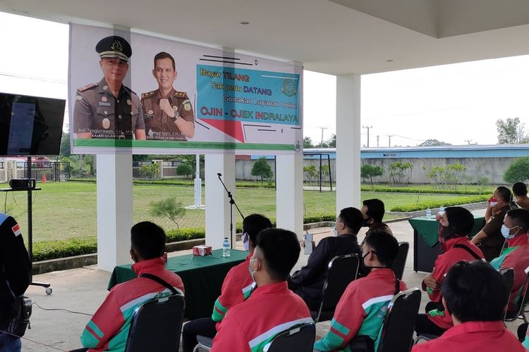 1. Kepala Kejaksaan Negeri Ogan Ilir Adi Tyogunawan

2. Kepala Kejaksaan Negeri Ogan Ilir Adi Tyogunawan mengenalkan aplikasi Bayar Tilang Tak Perlu Datang kepada pengemudi Ojek Indralaya dan masyarakat Ogan Ilir di Kantor Kejaksaan Negeri Ogan Ilir Senin (19/10/2020)

3. Kepala Kejaksaan Negeri Ogan Ilir dan pengemudi Ojek Indralaya berfoto bersama