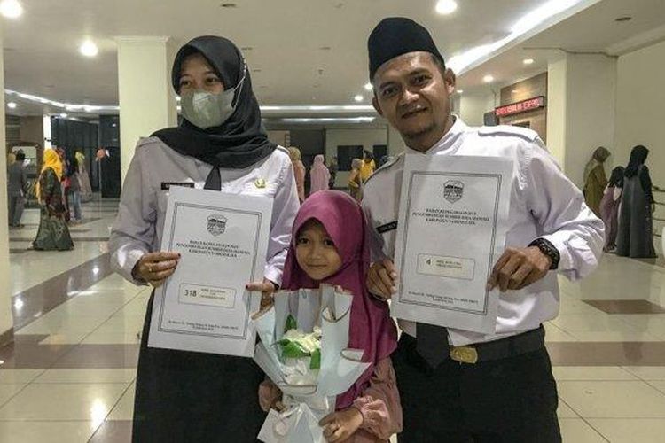 Momen kebahagiaan Nurul Maulidiyah dan Abdul Mu?in bersama sang anak, sepasang suami istri yang sama-sama dilantik PPPK Formasi Guru 2022 Kabupaten Tasikmalaya pada Jumat (16/6/2023). 

