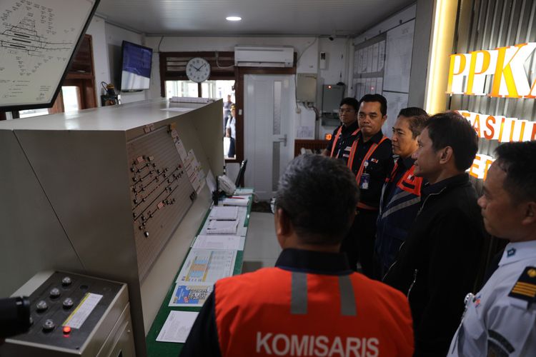 Ketua Komite Nasional Keselamatan Transportasi (KNKT) Soerjanto Tjahjono bersama jajaran Pimpinan PT KAI ketika sedang melakukan inspeksi jalur KA menggunakan Kereta Api Inspeksi (KAIS) pada 2 hingga 4 Desember 2025.