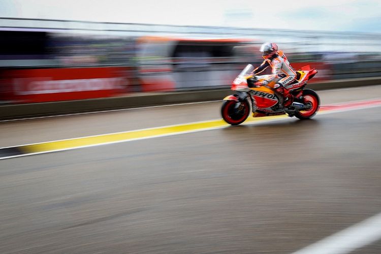 Marc Marquez saat bersiap melakukan kualifikasi MotoGP Jerman 2023 di Sachsenring, 17 Juni 2023. Terkini, Marquez menempati posisi dua pada sesi FP1 MotoGP India 2023 di Sirkuit Internasional Buddh, Jumat (22/9/2023). (Photo by Ronny Hartmann / AFP)