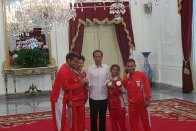  Prsiden Joko Widodo bersama peraih medali emas Tontowi/Lilyana serta peraih medali perak Sri Wahyuni dan Eko Yuli Irawan di Istana Merdeka, Jakarta, Rabu (24/8/2016).