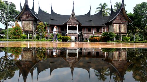 Pilkada Sumbar: Sandiwara Dukungan Pusat, Kehampaan Gagasan Pembangunan