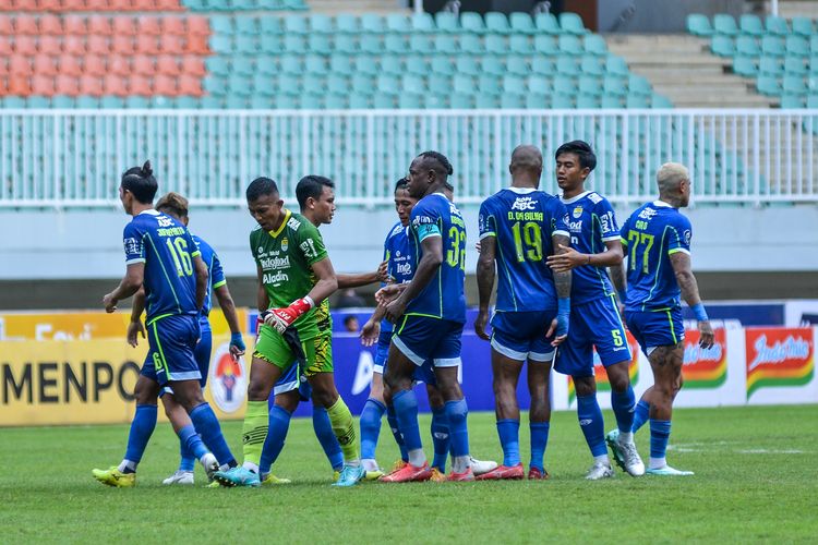 Persib Bandung dalam pertandingan pekan ke-20 Liga 1 2022-2023 kontra Borneo FC Samarinda, Kamis (26/1/2023) di Stadion Pakansari, Kabupaten Bandung. Terkini Persib akan menjamu Arema FC pada laga pekan ke-26. Kemenangan atas Arema FC akan membawa Persib naik ke peringkat dua klasemen Liga 1.