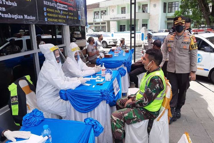 Pos Lalu Lintas Polresta Tasikmalaya penjagaan perbatasan dijadikan tempat tes antigen keluar masuk kendaraan.