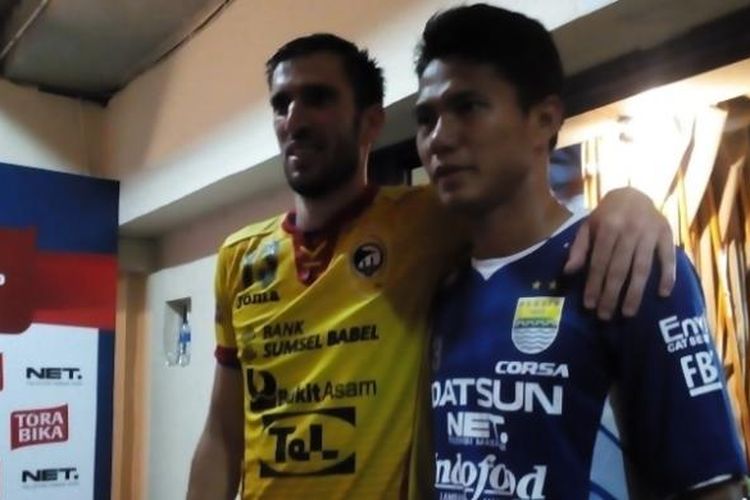 Bek Persib Vladimir Vujovic saat bertukar kaos bersama mantan rekannya di Persib Achmad Jufriyanto di Stadion si Jalak Harupat, Kabupaten Bandung, Sabtu (26/3/2016)