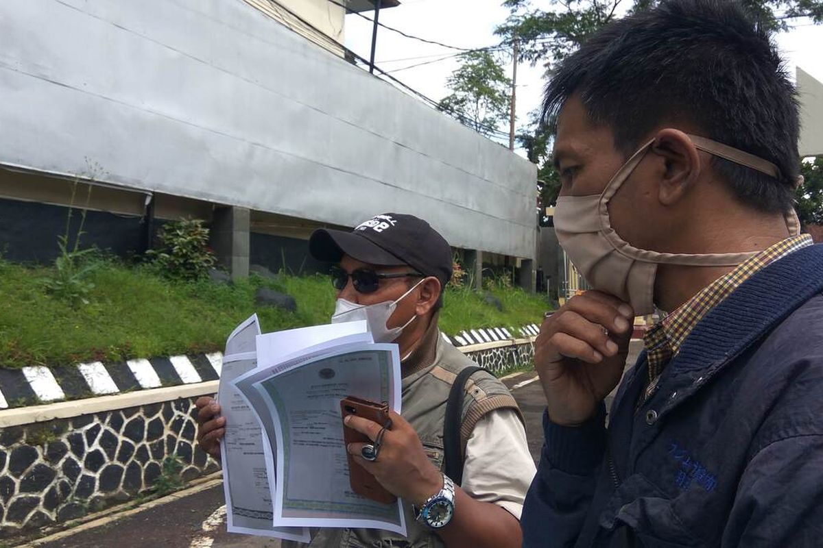 Mamay (kiri) dan Ari (kanan), orangtua yang anaknya mengalami luka lebam di wajah usai mengikuti latihan kepramukaan. Keduanya melapor ke Polres Ciamis, Rabu (12/1/2022), agar hal serupa tidak terjadi lagi