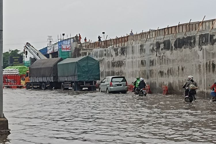 Banjir yang terjadi di Jalan Raya Kaligawe Semarang, Jawa Tengah (Jateng) pada Selasa (28/11/2203). 