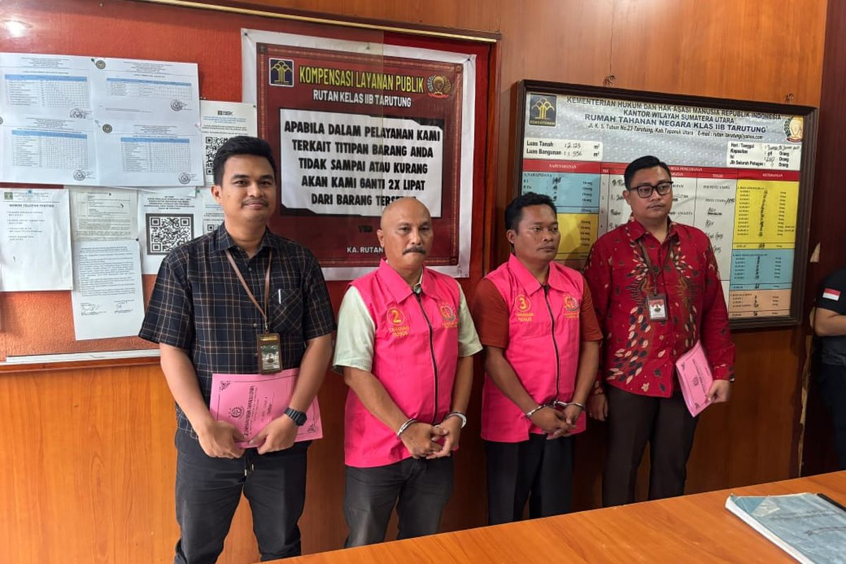 Kejaksaan Negeri Taput saat menahan mantan Kadis Kominfo Taput Polmudi Sagala (55) dan Kasubag Program dan Keuangan Kominfo Taput, Jumat (31/1/2025). Keduanya diduga terlibat korupsi pengadaan Internet Service Provider (ISP) senilai Rp 2,8 Miliar 