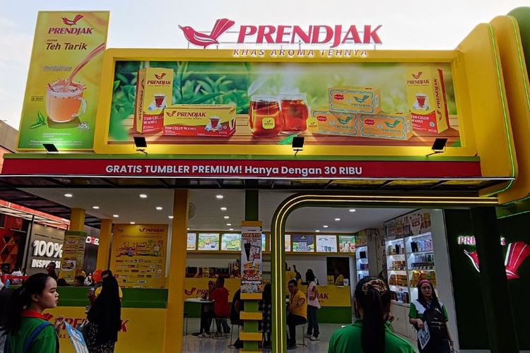 Booth megah bertema Art Deco milik Prendjak di Jakarta Fair Kemayoran 2025 menarik perhatian pengunjung dengan promo bundling dan hadiah tumbler premium mulai dari Rp 30.000. 