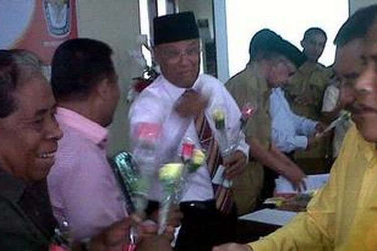 Pasangan bakal calon Gubernur dan Wakil Gubernur Maluku, Said Assagaf - Zeth Sahuburua membagikan bunga kepada Ketua dan anggota KPUD Maluku usai mendaftar sebagai cagub dan cawagub di Kantor KPUD Maluku, Selasa (19/2/2013).