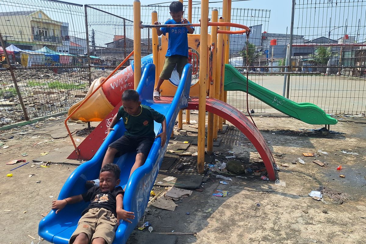 Kondisi taman bermain anak di Cilincing, Jakarta Utara, terbengkalai dan dekat bak sampah.