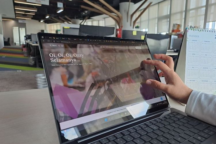 Layar sentuh OLED 3K Yoga Pro 7i Aura Edition menghadirkan kualitas visual tajam dan warna akurat. Ideal untuk para profesional yang butuh presisi dalam presentasi visual.