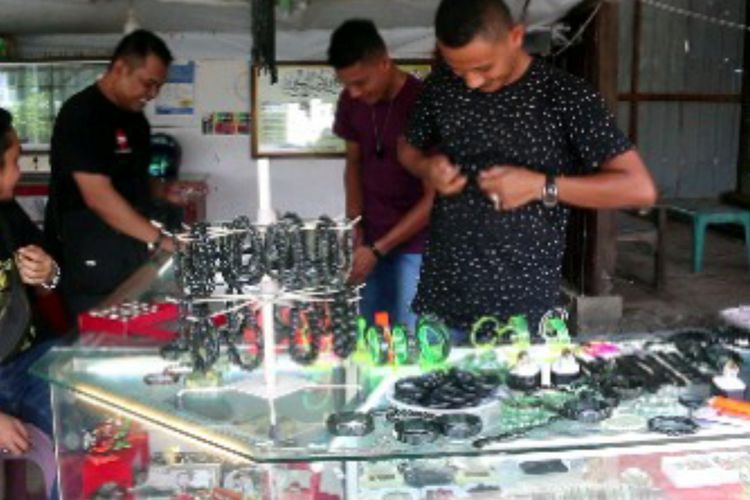 Awi Gemstone usaha penjualan kerajinan batu giok khas Aceh di Lampeunerut, Aceh Besar, mulai bangkit setelah sempat bangkrut akibat pandemi covid 19.