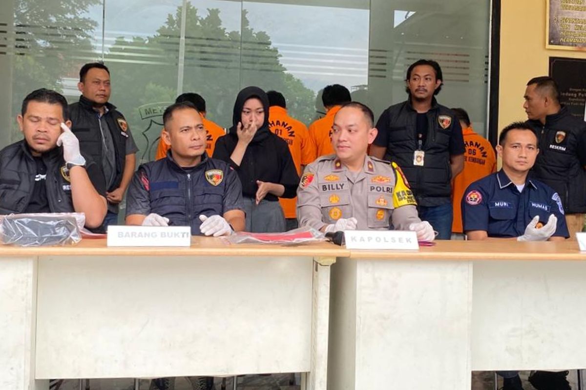 Para pelaku pencurian motor dihadirkan dalam konferensi pers di Mapolsek Kembangan, Jumat (12/1/2024). 